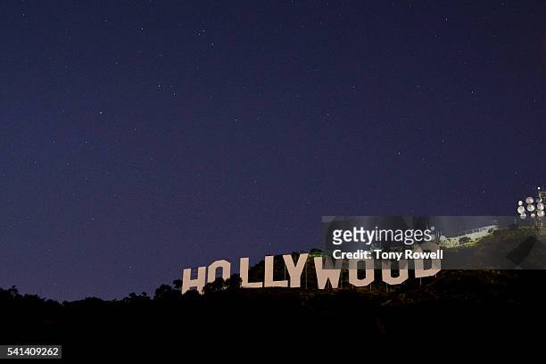 hollywood sign and stars at night, hollywood hills, california - hollywood sign at night 個照片及圖片檔