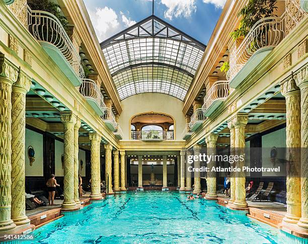 buda, hotel gellert thermal bath (art noveau or secession style), the indoor swimming-pool - balneario fotografías e imágenes de stock