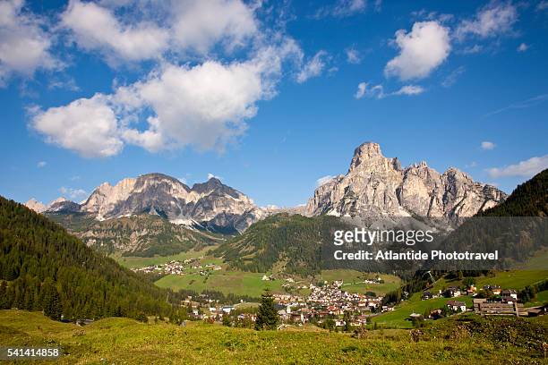view of the valley from the road to the collelongo pass. colfosco with the sassongher. - colfosco stockfoto's en -beelden