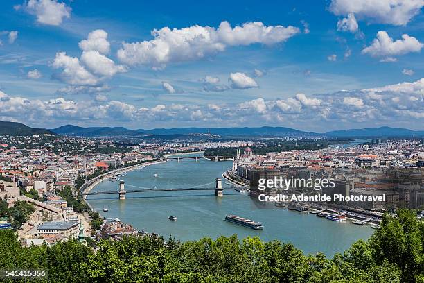 the river danube, on the left, the town of buda and, on the right, the town of pest from gellert hill - budapest foto e immagini stock