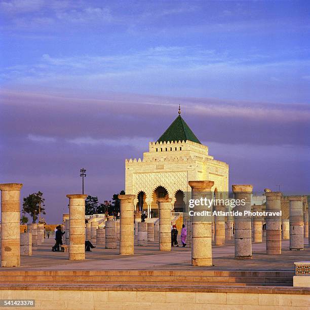 ruins of columns in front of the mausoleum of mohammed v - rabat stockfoto's en -beelden