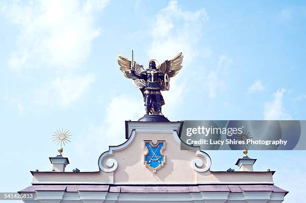 statue of archangel michael, kiev - lucy shires - fotografias e filmes do acervo