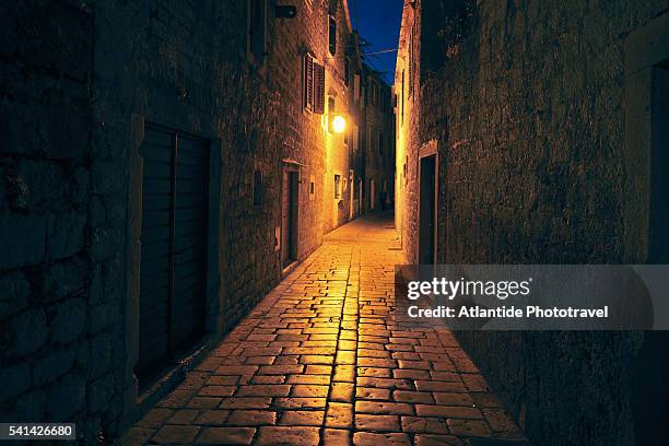 narrow alley at night, stari grad - dark alley stock pictures, royalty-free photos & images