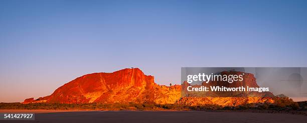beautiful twilight colors rainbow valley australia - rainbow valley conservation reserve stock-fotos und bilder