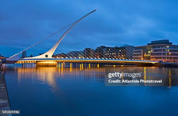 samuel beckett bridge, over the liffey river, dublin, ireland - samuel beckett bridge stockfoto's en -beelden