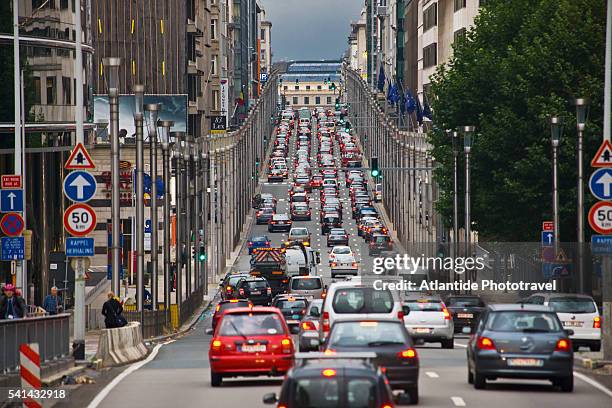 european quarter, traffic in rue (street) de la loi - ベルギー ストックフォトと画像