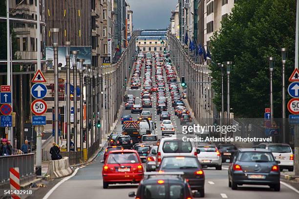 european quarter, traffic in rue (street) de la loi - belgium stock pictures, royalty-free photos & images