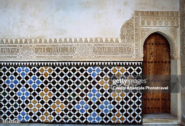 wall at alhambra palace - alhambra granada stock-fotos und bilder