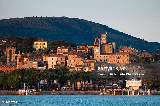 lake trasimeno, view of the town from the ferry - lac trasimeno photos et images de collection