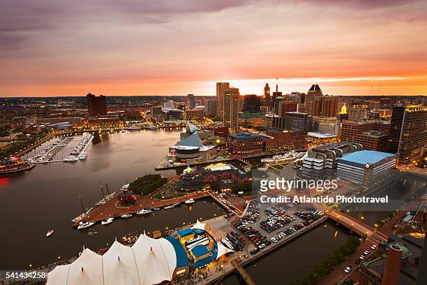 inner harbor and downtown baltimore seen from mariott waterfront hotel - baltimore maryland foto e immagini stock