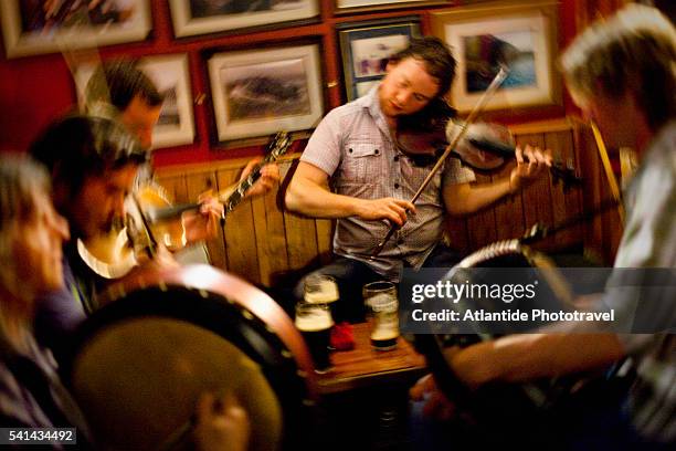 traditional irish music session in a pub, inisheer, county galway, ireland - musikinstrument bildbanksfoton och bilder