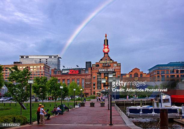 rainbow over pratt street power plant building in baltimore - baltimore maryland photos et images de collection