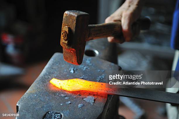 valter seroni is a traditional goldsmith specialized in forged iron - fucina foto e immagini stock