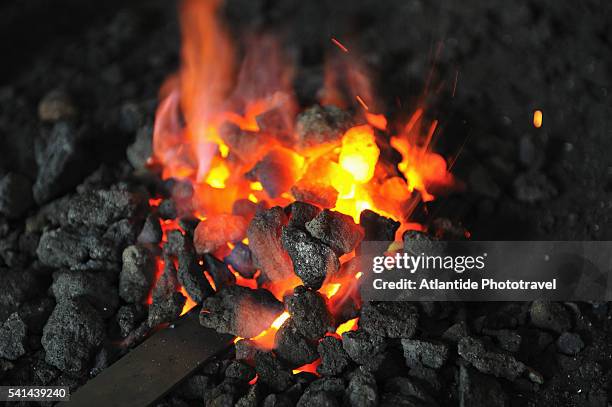 valter seroni is a traditional goldsmith specialized in forged iron - charbon photos et images de collection