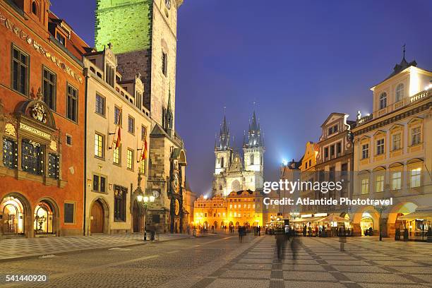 staromestske namesti, the old town square at night, prague, czech republic - bohemia czech republic - fotografias e filmes do acervo