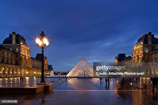 louvre museum pyramid and courtyard - louvre pyramid stock pictures, royalty-free photos & images