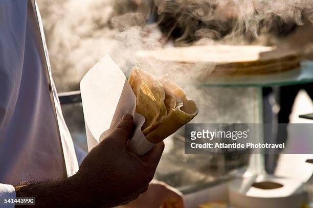 crepe maker on the champs-elysees - crepes 個照片及圖片檔