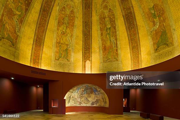 copy of the western cupola of the cathedral of cahors in the wall-paintings and stained-glass galleries, cite de l'architecture et du patrimoine, paris - palais de chaillot foto e immagini stock