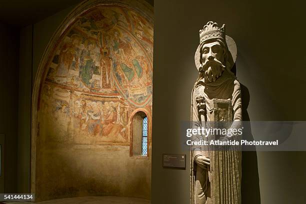 reproduction of king solomon statue of l'eglise collegiale notre-dame de corbeil in the wall-paintings and stained-glass galleries, cite de l'architecture et du patrimoine, paris - palais de chaillot stock-fotos und bilder