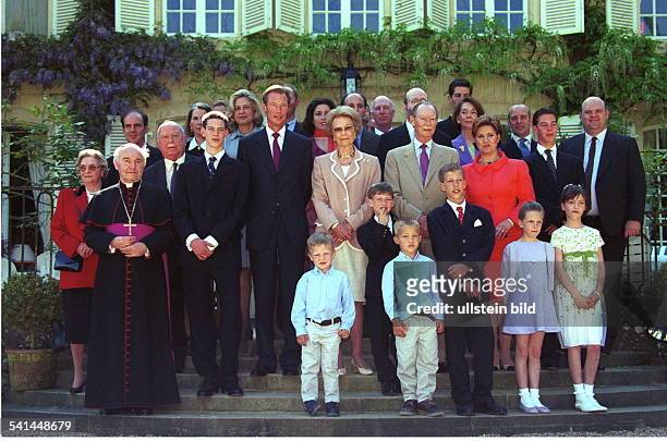 Erbgrossherzog, Luxemburg* -Gruppenbild im Kreise seiner Familie anlässlich der Kommunion von Prinz Sebastian Prinz Felix, Erbgrossherzog Henri,...