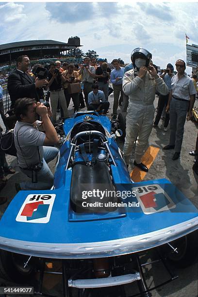 Stewart, Jackie *-Rennfahrer, GBFormel-1-Weltmeister 1969 1973- steht neben seinem Ford Matra beim Grossen Preis von Deutschland auf dem Nuerburgring