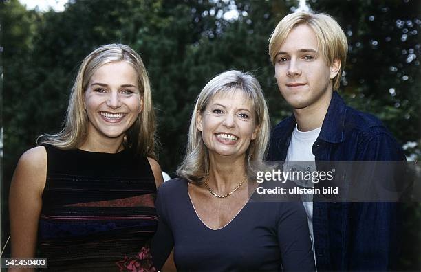 Schauspielerin Din der ZDF-Fernsehserie "Nesthocker" mit ihren Filmkindern - 2000