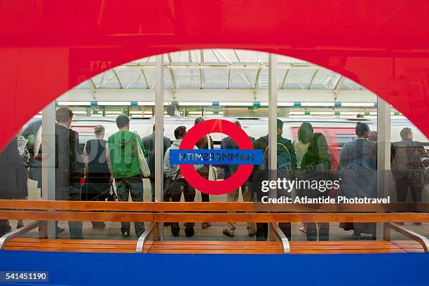 hammersmith station in the tube - londoner u bahn stock-fotos und bilder