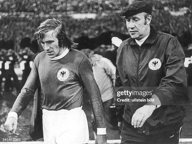 European Football Championship 1972, quarter-final in London, first leg: England vs. Fed. Rep. Of Germany 1:3- Guenter Netzer and German team manager...