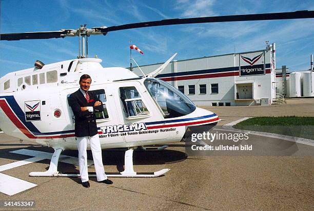 Unternehmer D auf dem Werksgelände mit HubschrauberMai 2000