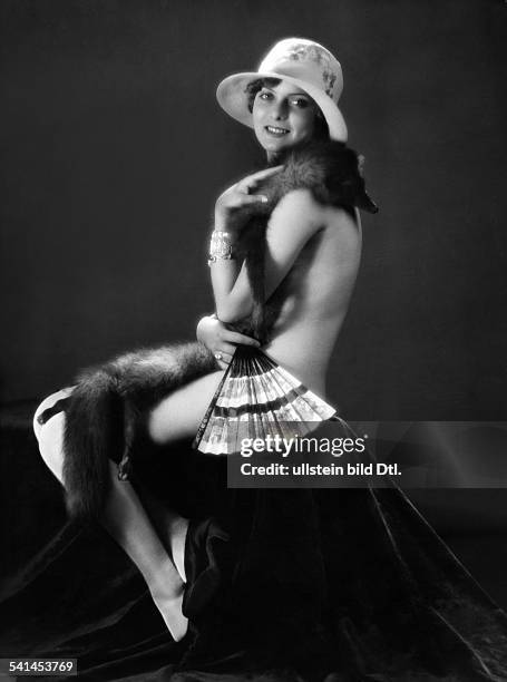 Temary, Elza - Actress, Hungary / Germany - *-+ posing naked with a fox fur - 1928 - Photographer: Atelier Binder Vintage property of ullstein bild