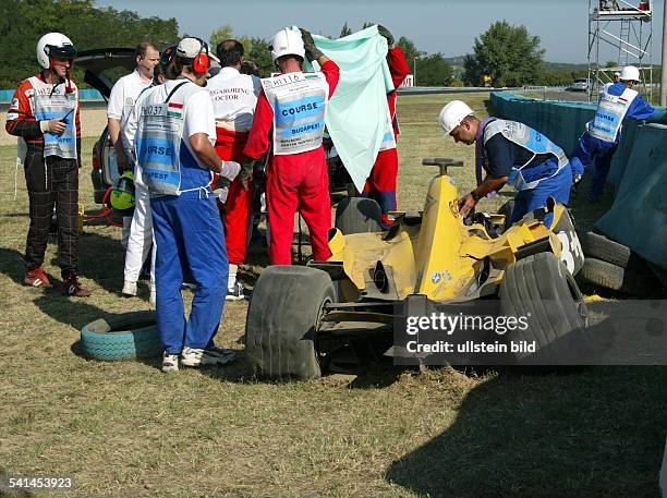 Sportler, Motorsport, Formel-1, GrossbritannienJordan Fordwird nach seinem Unfall beim Grossen Preis von Ungarn medizinisch versorgt. Rechts sein...