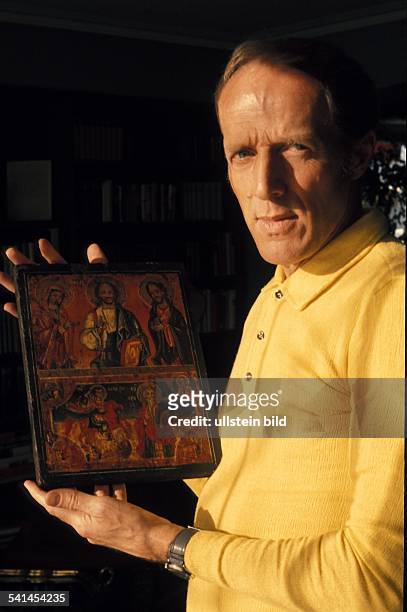 Heilpraktiker, Buchautor, Dmit einem Ikonen-Tafelbild in der Hand- 1970