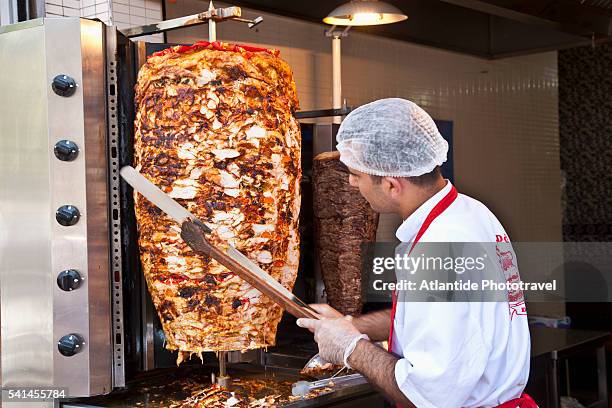 kebab vendor slicing meat - kebab stock-fotos und bilder