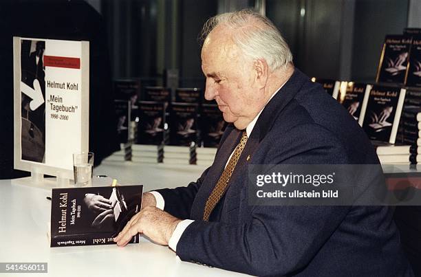 Politiker, CDU, DAltbundeskanzler beim Signieren seines Buches "Helmut Kohl Mein Tagebuch 1998-2000" in Berlin