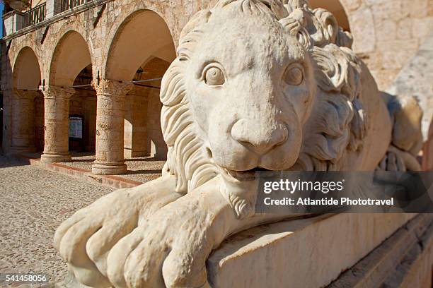 marble lions near entrance of norcia town hall - sculpture foto e immagini stock