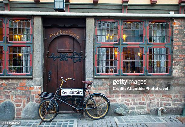 antique bicycle at entrance of den gamle kro restaurant - funen - fotografias e filmes do acervo