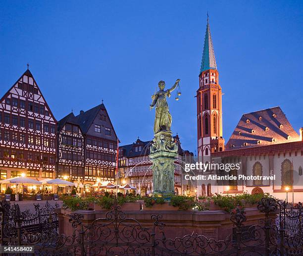 fountain of justice and old nikolai church in romerberg square - historische wijk stockfoto's en -beelden