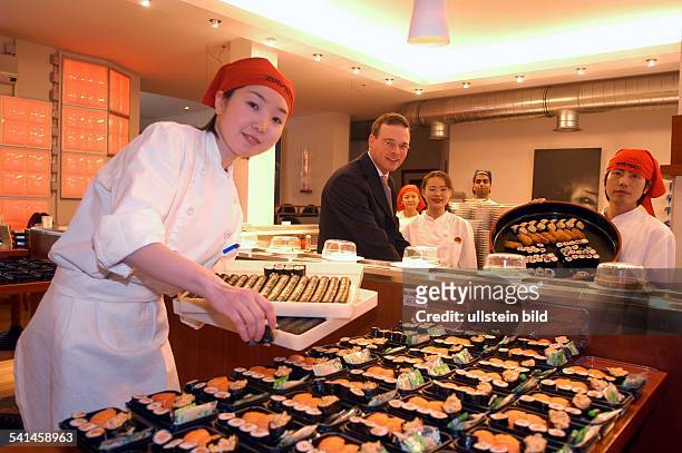 Betriebswirt, Unternehmer, DGeschäftsführer und Mitinhaber der Sushi Factory in Hamburgam Tresen der Sushi Factory
