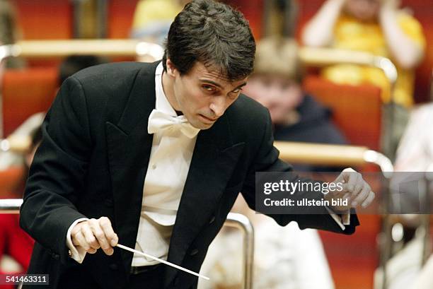 Musiker, Dirigent; Italienleitet das "Russische Nationalorchester" bei einem Kinderkonzert in der Kölner PhilharmoniePorträt