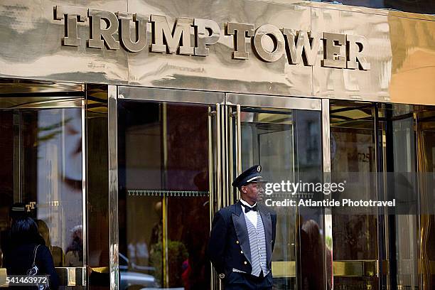 manhattan, 5th avenue, the entrance of trump tower building - trump tower stock pictures, royalty-free photos & images