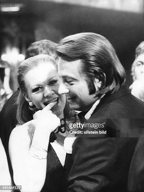 Bergen, Ingrid van *-Schauspielerin, Saengerin, D- mit ihrem Freund Klaus Knaths auf dem Filmball im "Bayerischen Hof"- 1975