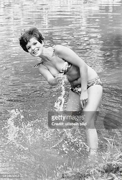 Glas, Uschi *-Schauspielerin, DPorträt, steht mit den Füßen in einem Fluss und spritzt mit Wasser- 1968
