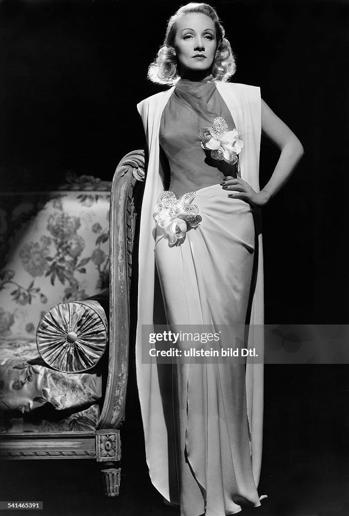 Actress Marlene Dietrich wearing an evening gown. 1930s News Photo ...