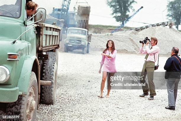 Sängerin, Schlager, Norwegenunterhält sich in einer Kiesgrube mit einem Lastwagenfahrer und wird dabei gefilmt- 1970