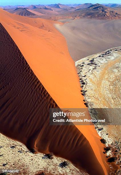 the road between sesriem and sossusvlei - sossusvlei stock pictures, royalty-free photos & images