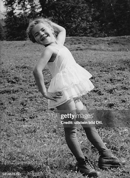 Aberle, Elke - Actress, Germany - *- Scene from the movie 'Kinder der Berge'' Directed by: Georg Tressler Schweiz / Liechtenstein 1958 Produced by:...