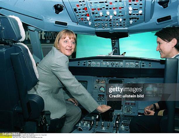 Politikerin, CDU, DBundesvorsitzende der CDU- läßt sich auf dem Flughafen Tempelhof in Berlin von Pilotin Cordula Abromeit im Flugsimulator den...