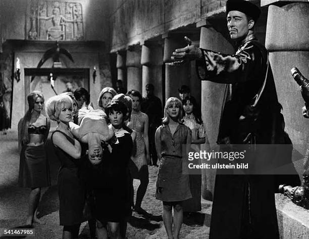 Schauspieler, Grossbritannienin dem Spielfilm: "Ich, Dr. Fu Man Chu"(die Schauspielerin Marie Versini wird von Komparinnnen getragen.- 1965- 1968