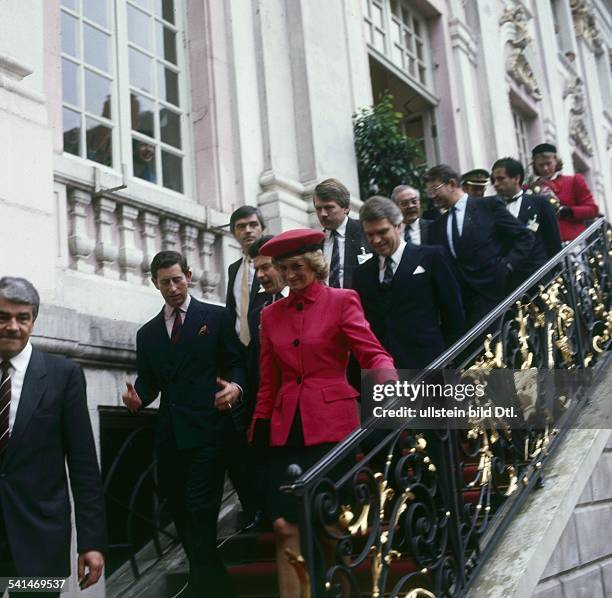 Dia*-+Princess of Wales, GBBesuch in Bonn: Diana mit ihrem Ehemann Prinz Charles, Prince of Wales, auf der Treppe des Rathauses in Bonn