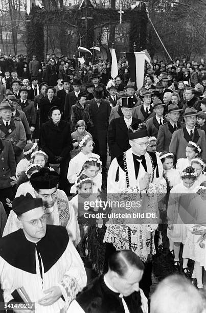 Adenauer, Paul *-Geistlicher DSohn von Konrad Adenauer- Paul Adenauer, der seine erste Messe als neugeweihter Priester zelebriert, auf dem Weg zur...